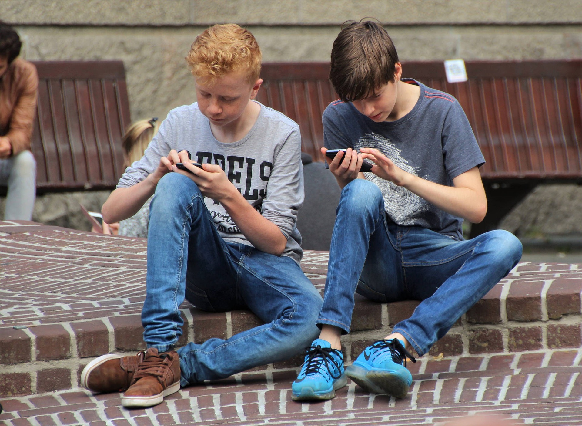 スマートフォンを利用する子供